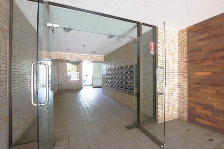 きれいな入り口。正面に管理室もあるよ。