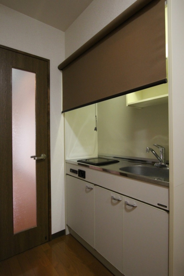 キッチンもロールカーテンで身を潜める。