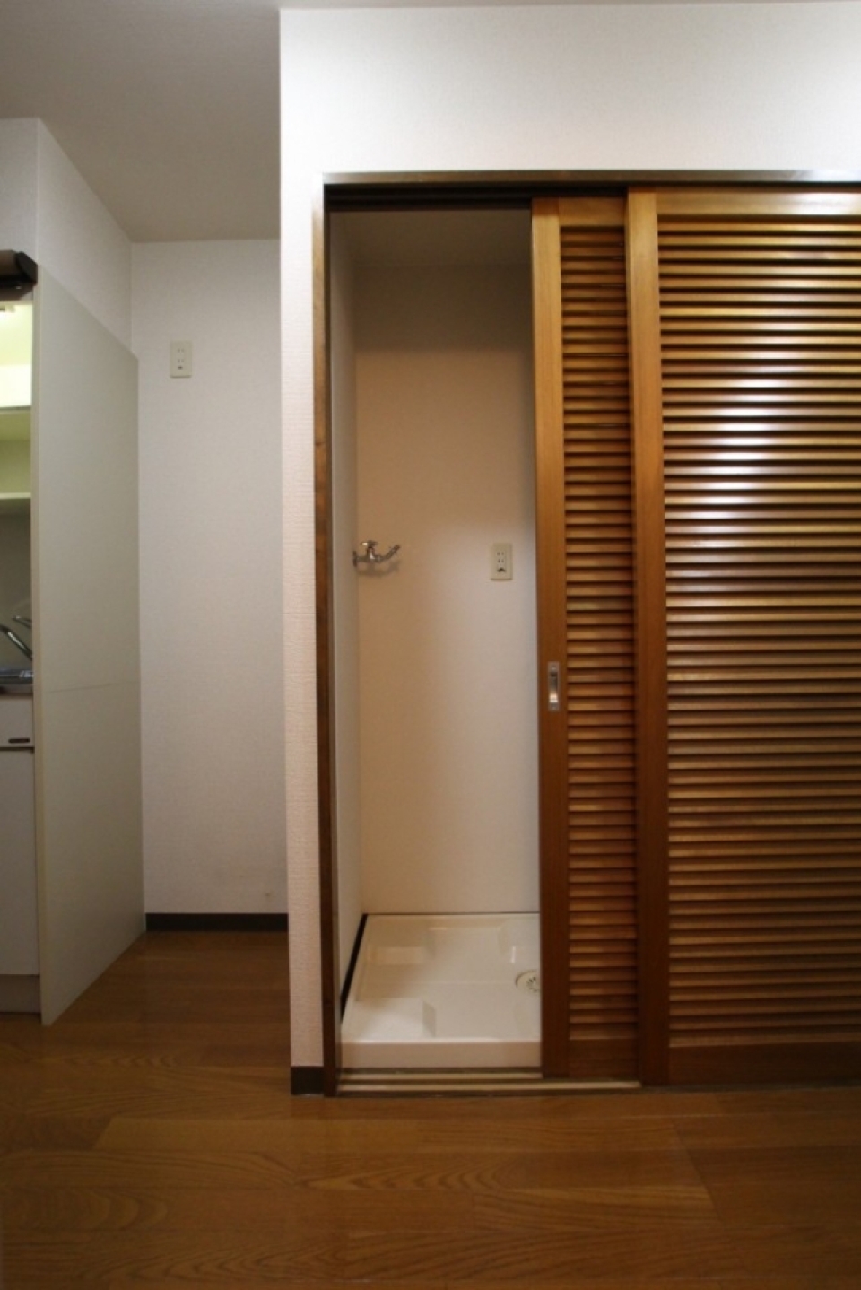 洗濯機置場と温水器が隠れている。