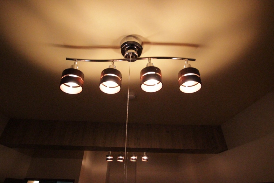 ムーディーな照明が部屋の印象を素敵に！