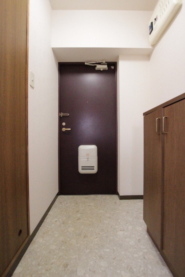 玄関は小さめ下駄箱。