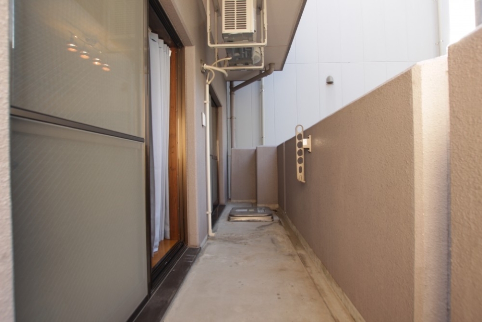 赤電の高架と隣のビルに囲まれ少しひんやり。