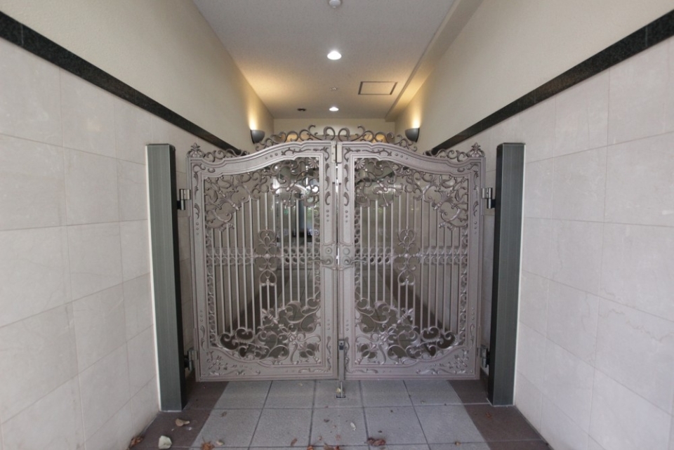 エントランスの門扉がゴージャス。