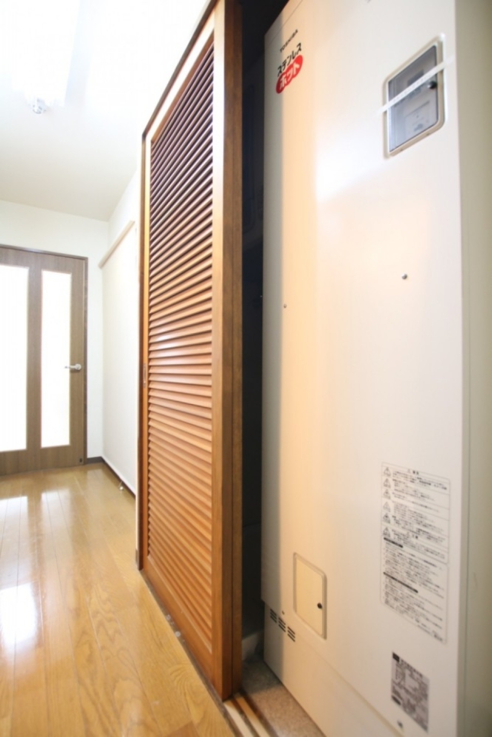 その逆を開けると電気温水器のユニットが占領。