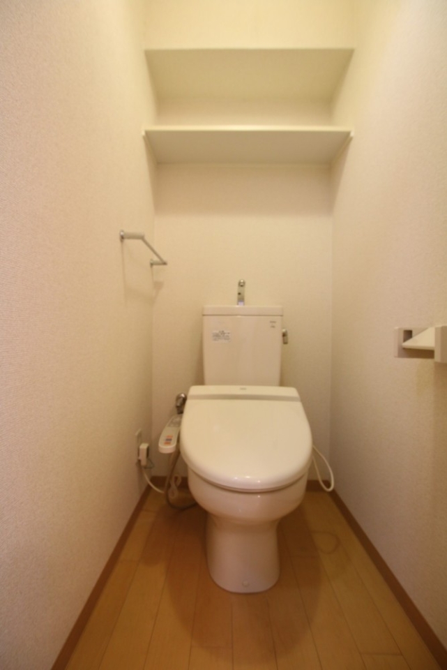 もちろんトイレ別。シャワートイレはありがたい。