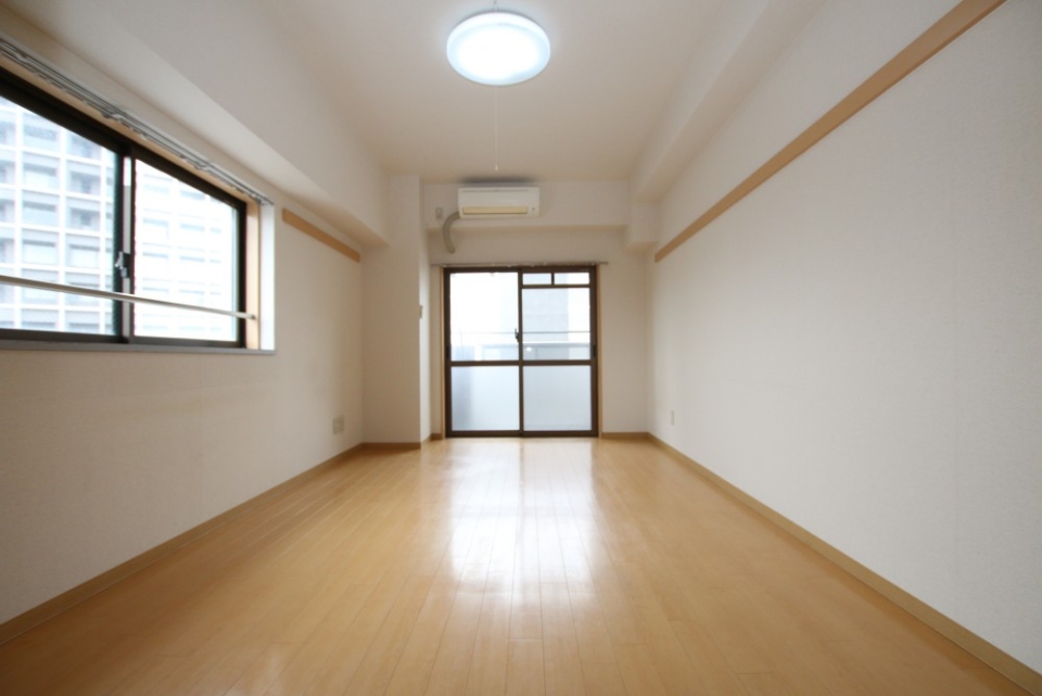 お部屋は西向きです。エアコン付き。