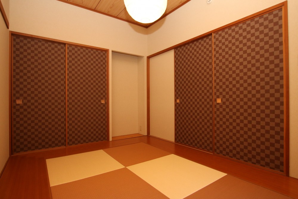 リビングとの仕切りの襖まで内側がこの柄です