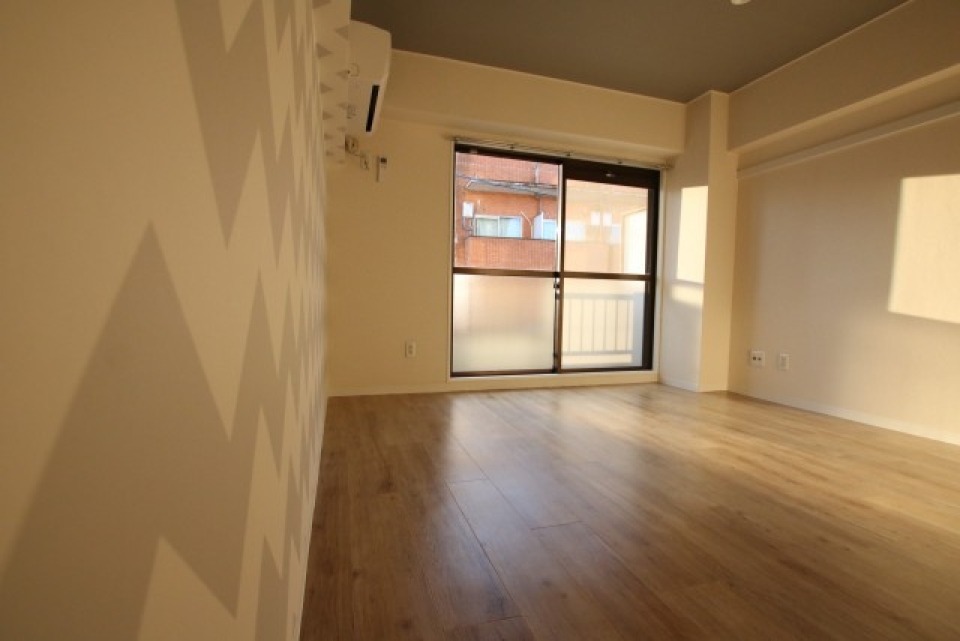 リビングルームの壁紙がおしゃれ。