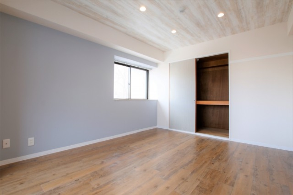 ライトブルーの壁に木目調の天井