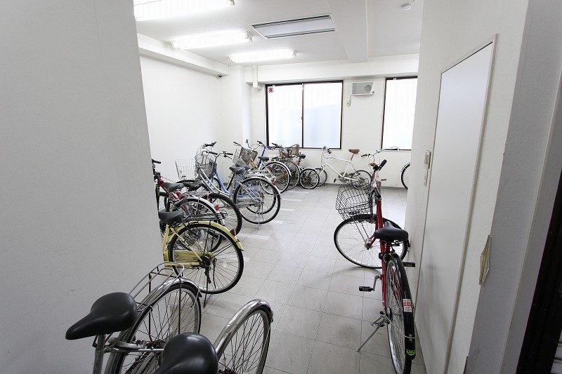 駐輪場は屋内です。雨の日も助かります