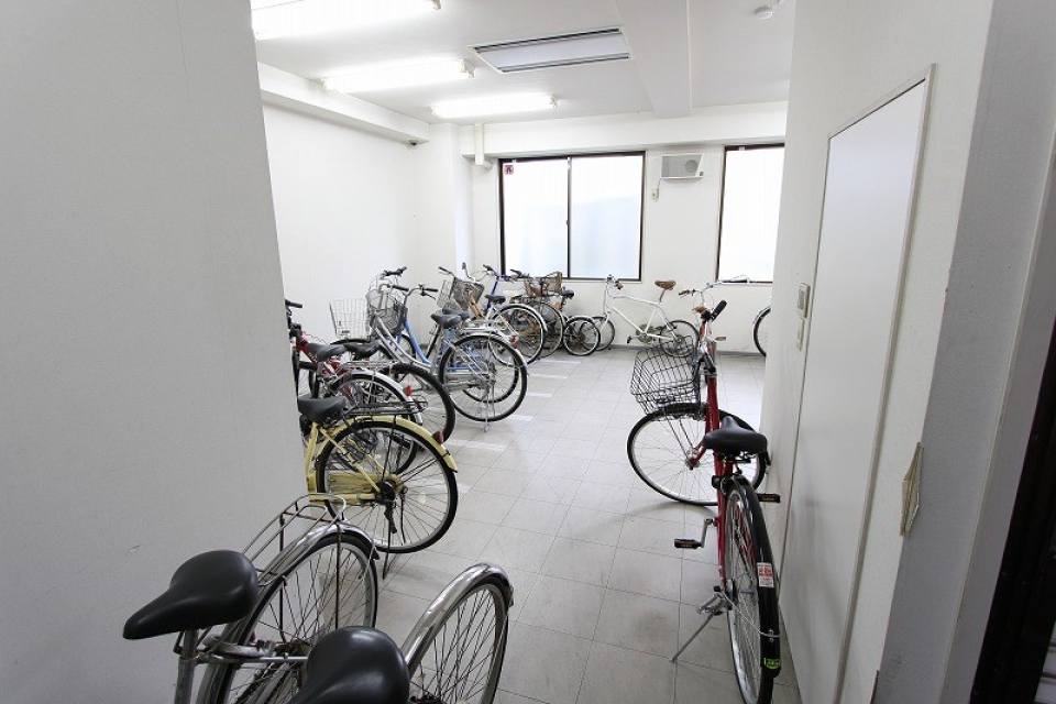 駐輪場は屋内です。雨の日も助かります