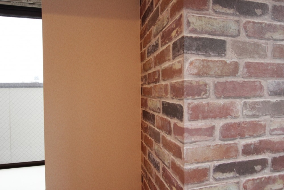 ブリッククロスが目を引く。