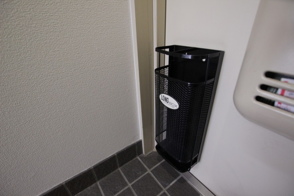 玄関についてる傘立ての便利グッツ?