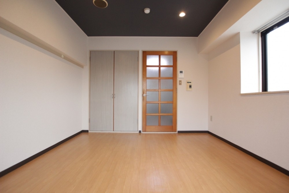 濃紺の天井がおしゃれ。