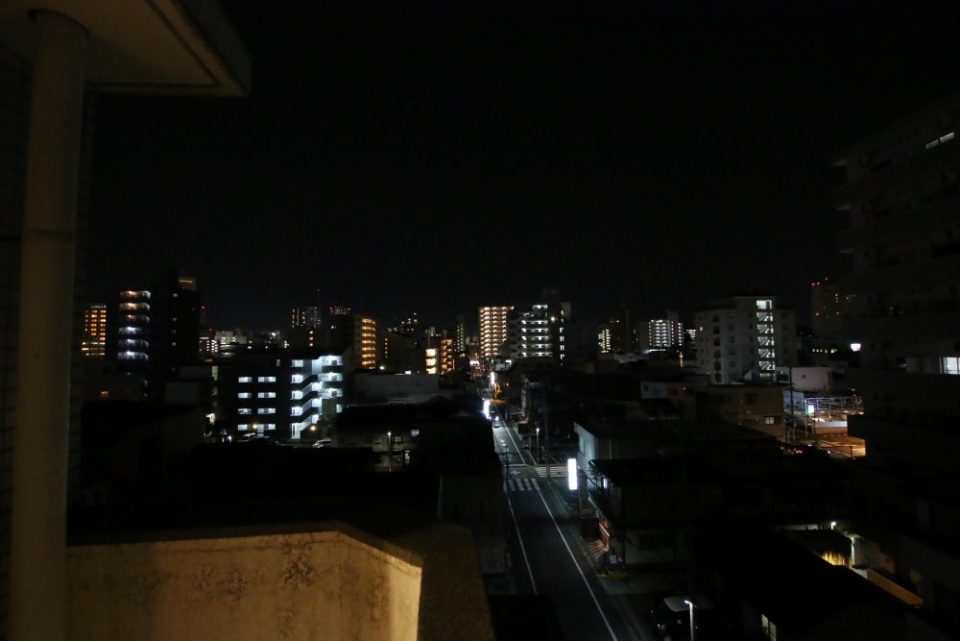 バルコニーからの夜景はこんな感じです。