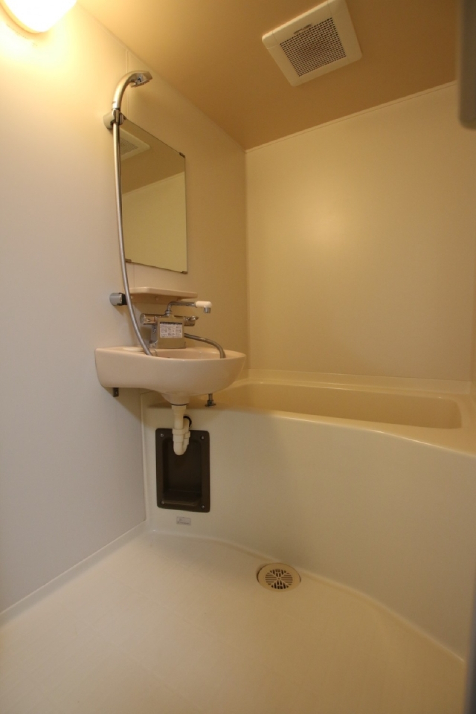 浴室には脱衣所はありません。