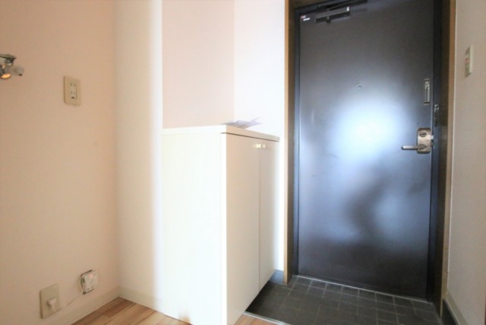 玄関入って直ぐに洗濯機置場があります