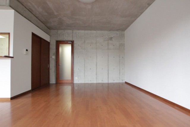 1面の壁だけコンクリートを生かしています。