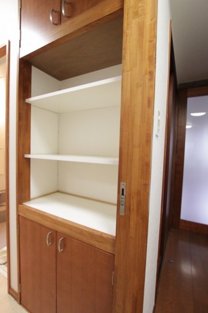 洗面所の収納棚。タオルが沢山入れられそう！