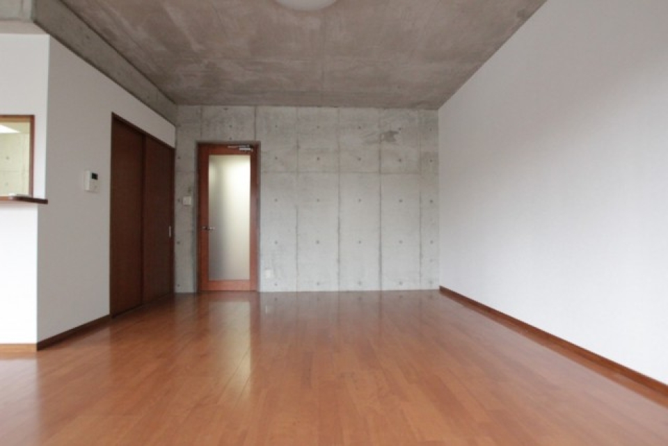 1面の壁だけコンクリートを生かしています。