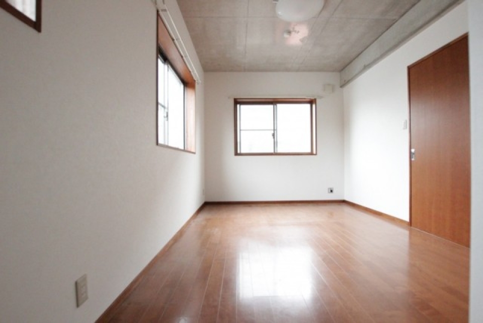 洋室9帖も2面採光。