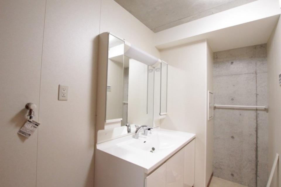 洗面所にもコンクリート壁があります。