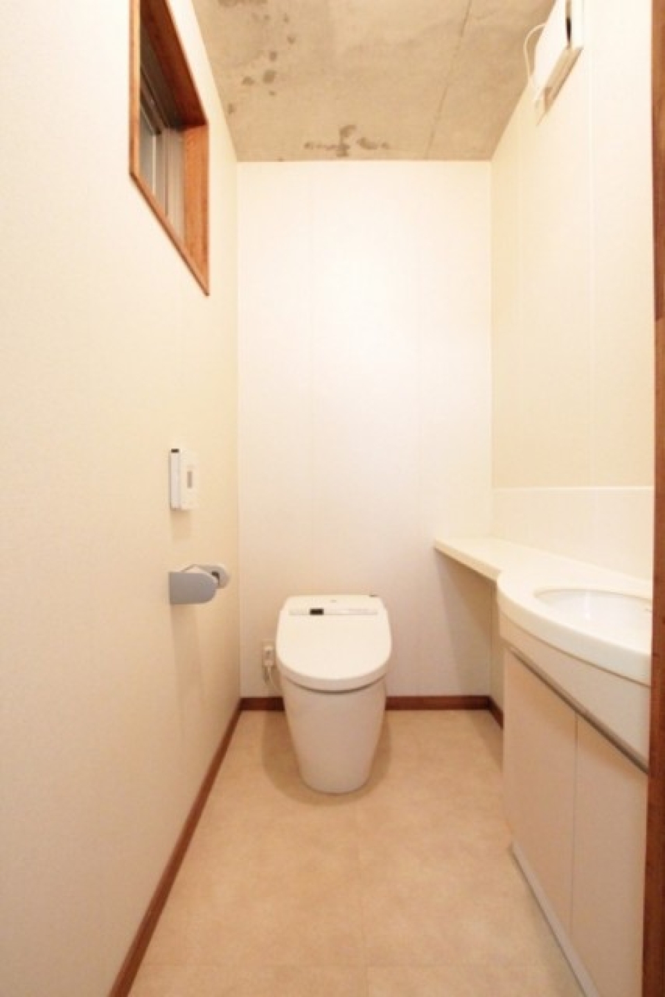 トイレに手洗いと窓があってNice!