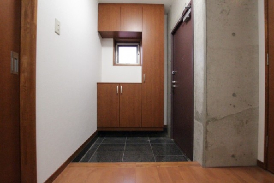 玄関も壁が一部コンクリート。