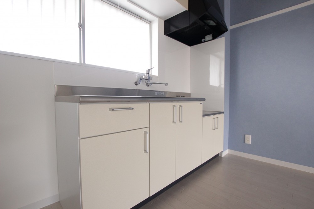 キッチンはシンプルでも窓があって明るい。