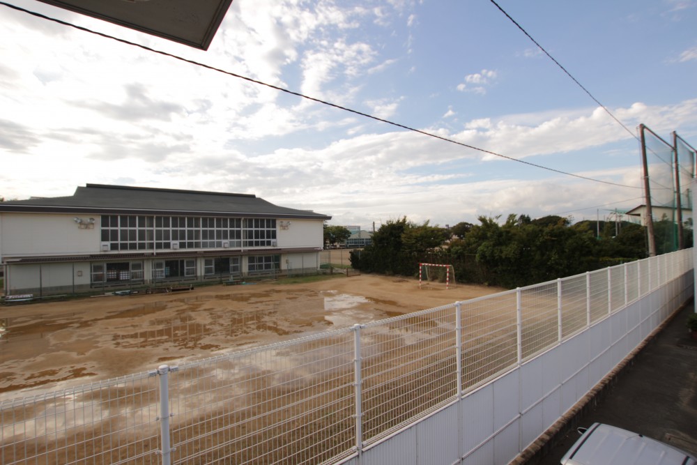 玄関前は、城北工業高校のグラウンドが目の前。