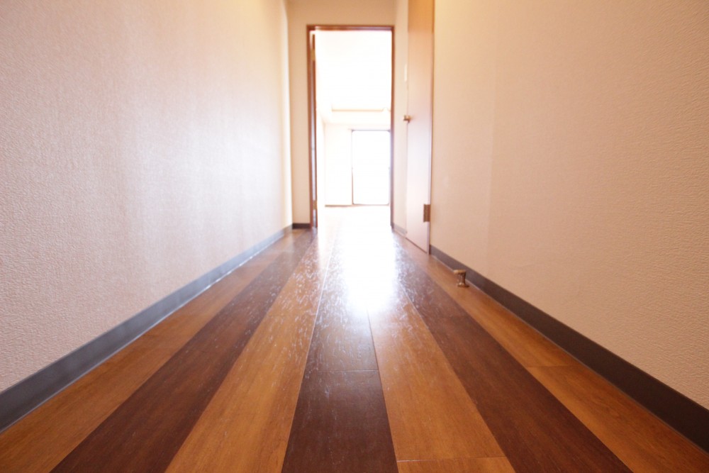 廊下も広く、長く感じる木目ストライプ。
