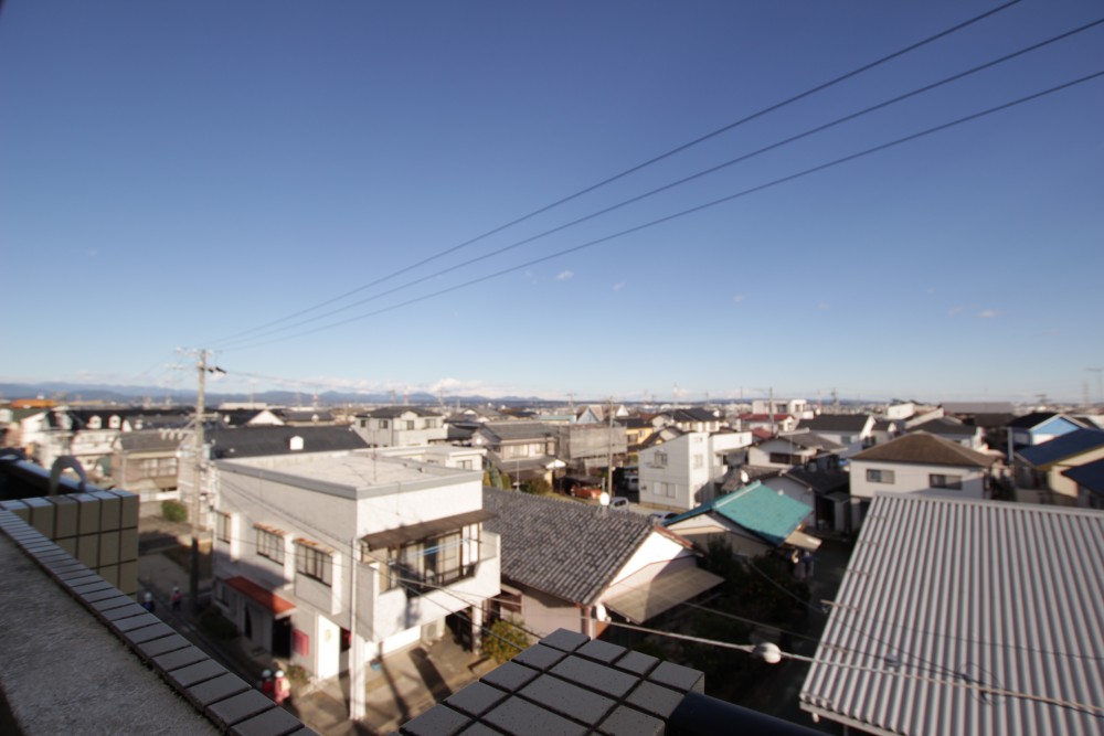 バルコニーからの眺め。高い建物がなくいい感じ！