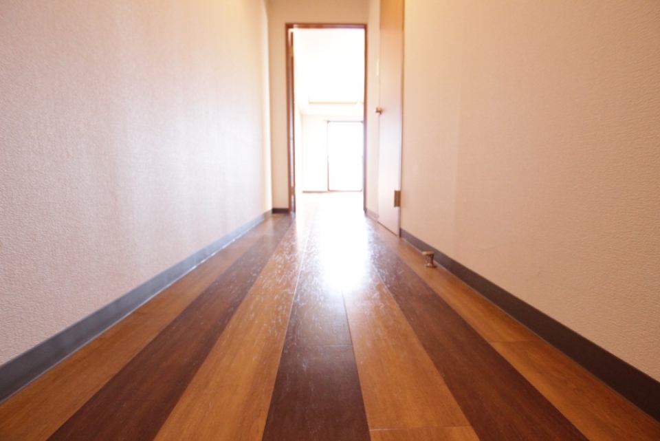 廊下も広く、長く感じる木目ストライプ。