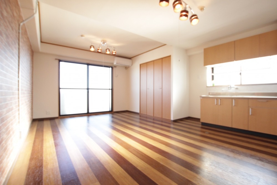 13帖のLDK。照明は2カ所に同じもので統一。