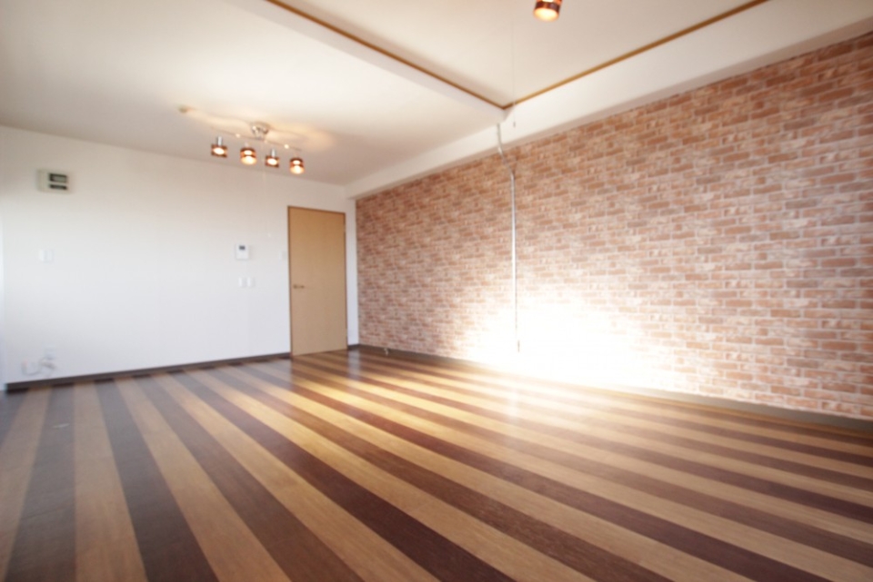 アクセントウォールは、レンガ風の壁紙。