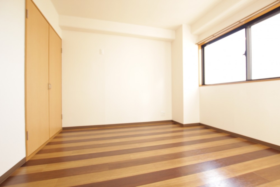 洋室6.5帖。こちらもストライプ？ボーダー？