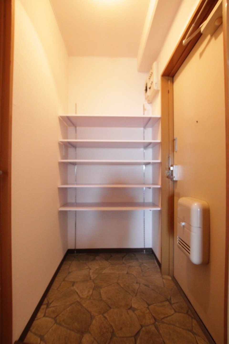 玄関のシューズコーナーは、見せるタイプ。