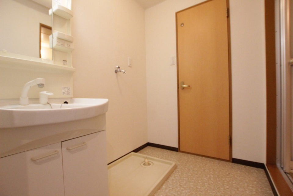 洗面所は、洗濯機置き場に少し収納スペースを作れそう。