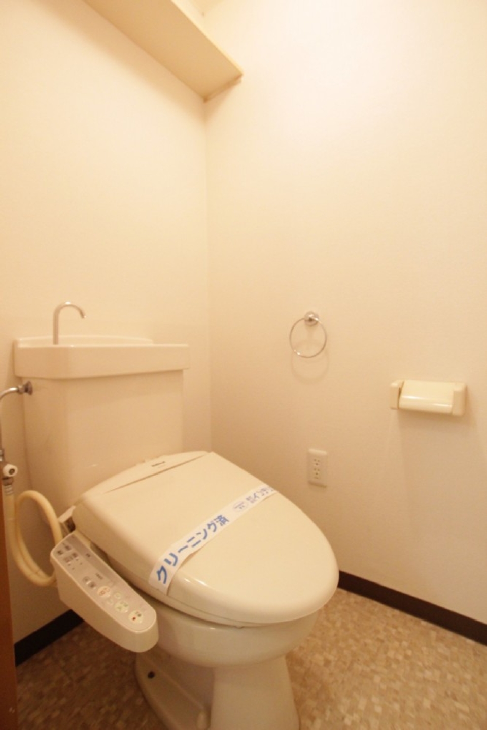 トイレはシャワー付きです。