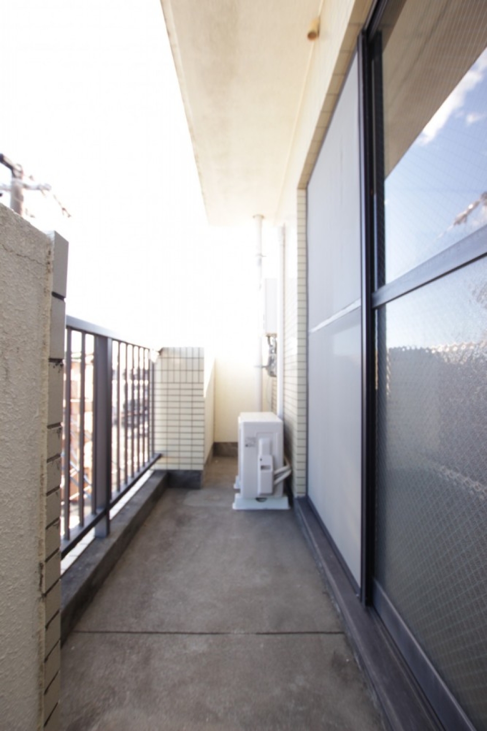 バルコニーは、細い道路に面しています。