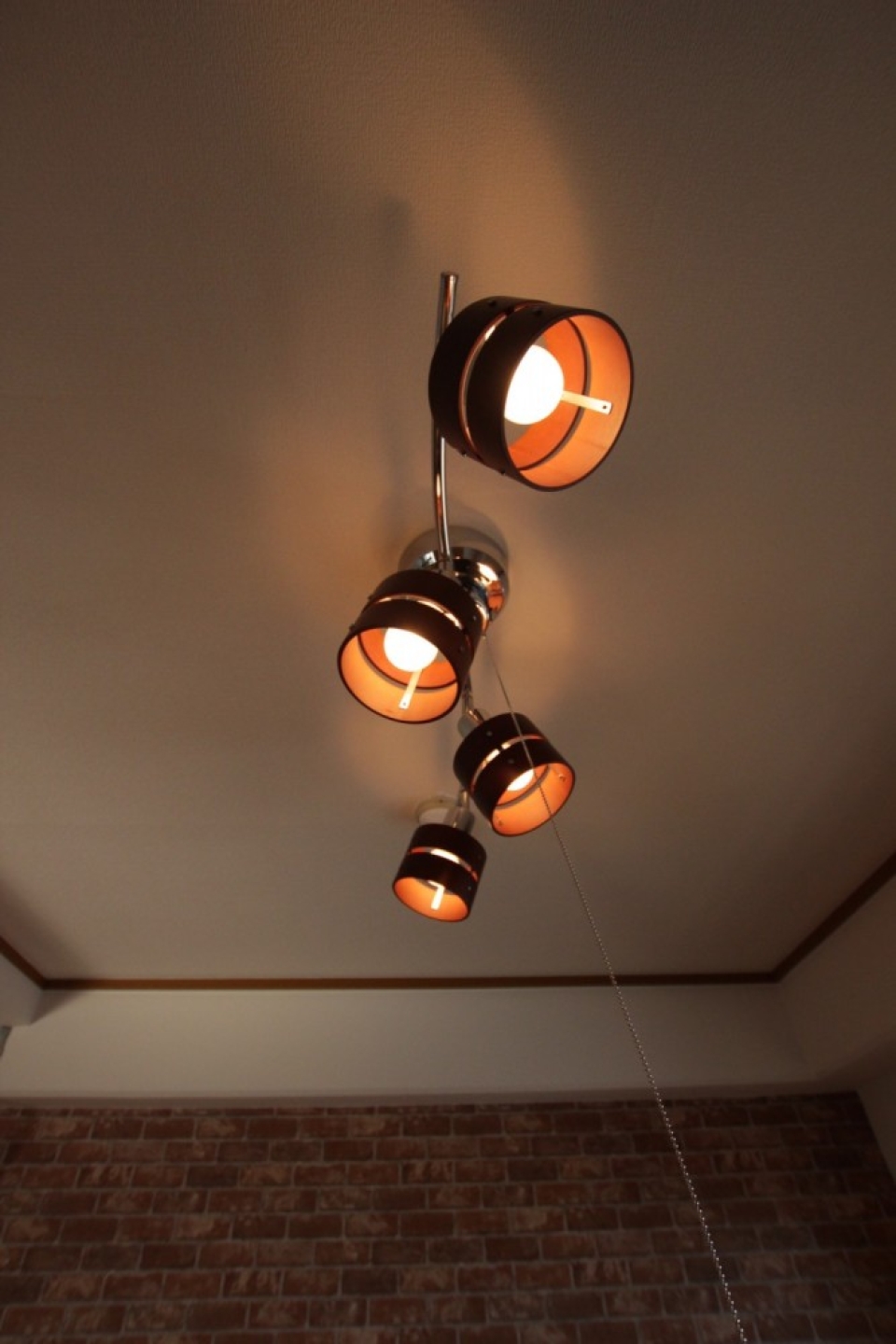 LDKの照明は、フローリングにも合う茶系。