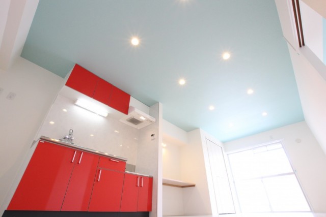 エメラルドの空からオーロラが降り注ぐ。