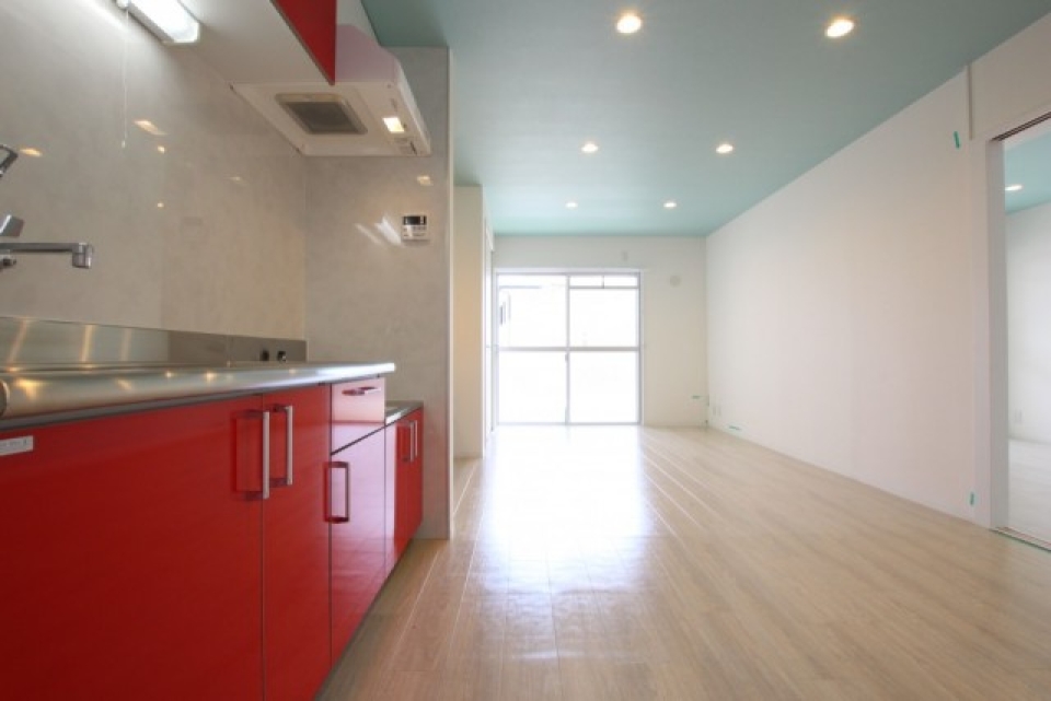 赤いキッチンが映えています。