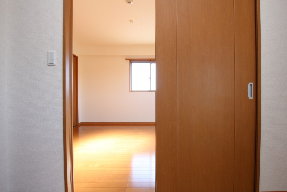 301号室は、角部屋の特権＋&alpha;の窓から採光が。