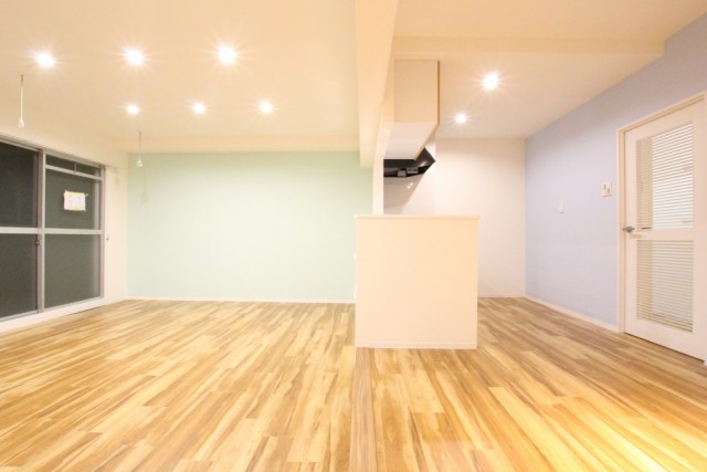 爽やかな色合いの壁紙「ふわふわ世界」。