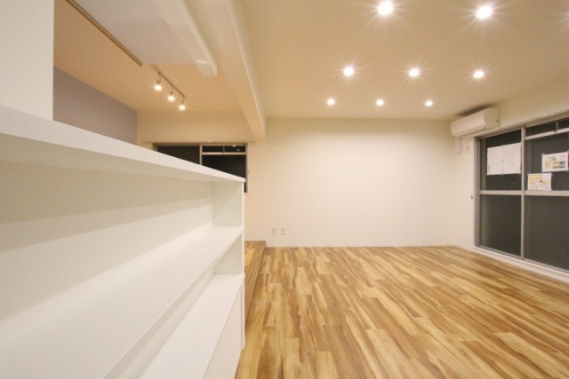 長いカウンターを備えたキッチンスタイル。