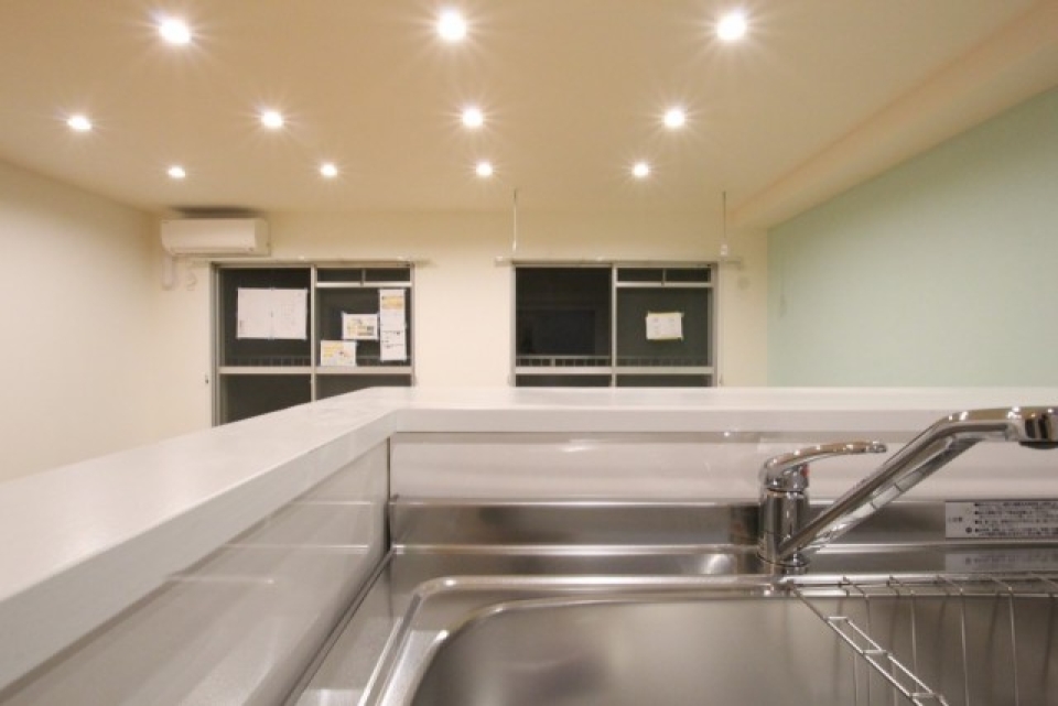 ダウンライトの数はキッチンから数えることも出来る。