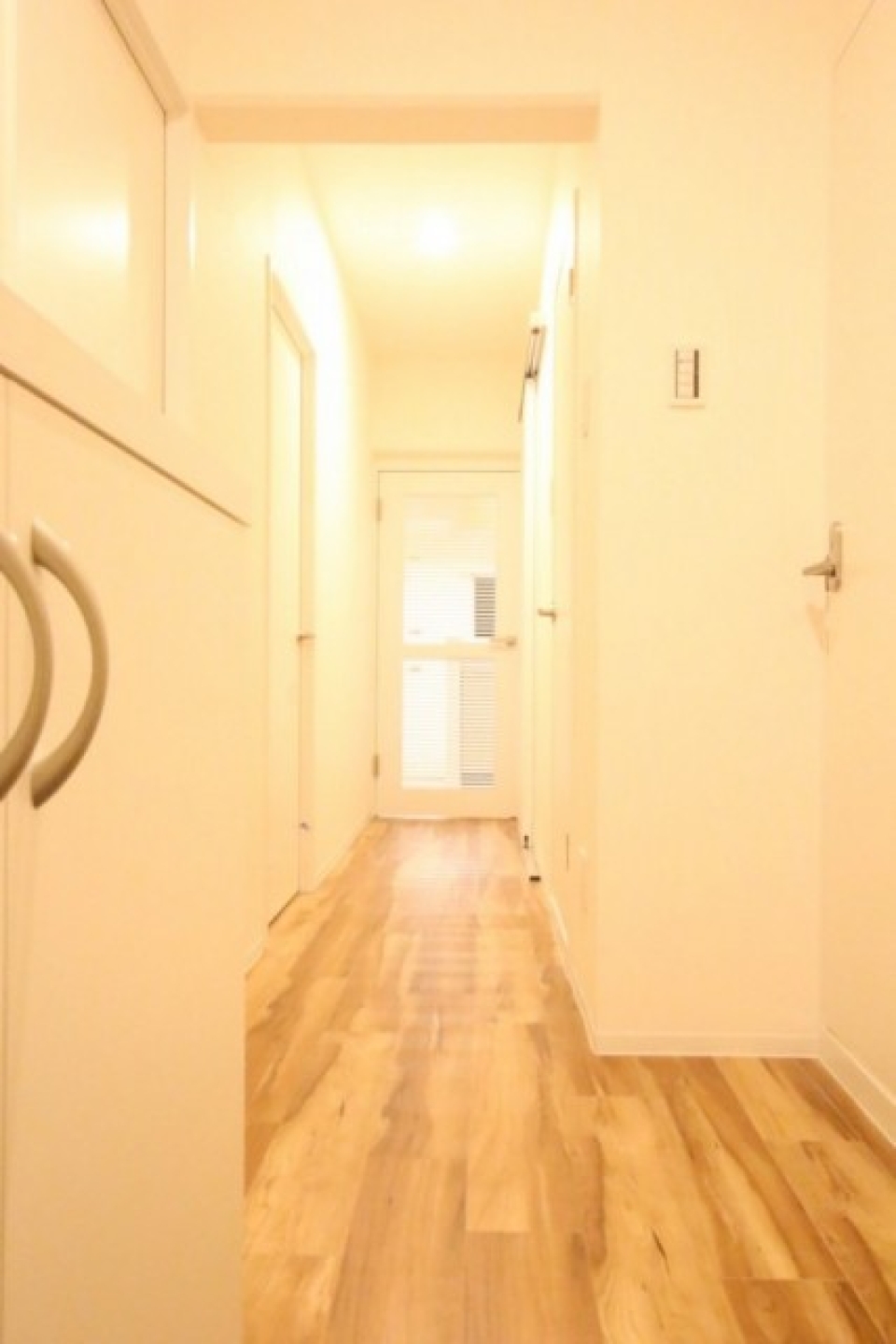 玄関から廊下には敢えて配色しないこだわり。