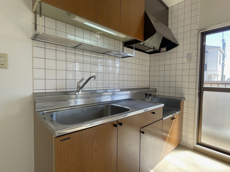 キッチンはシンプル。自分の好きなコンロを置きましょう