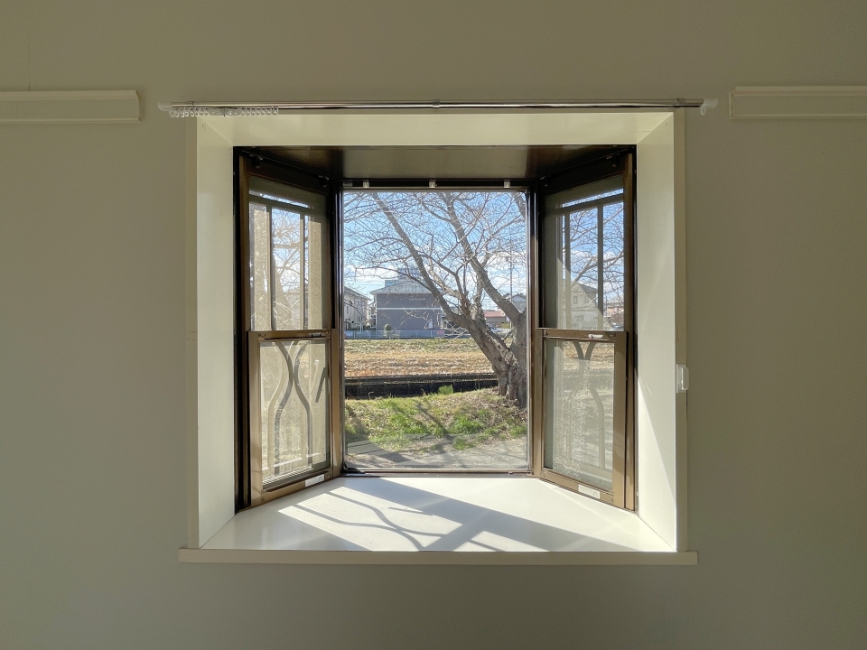 リビングの出窓からは桜の木が見えます。春が待ち遠しいですね。